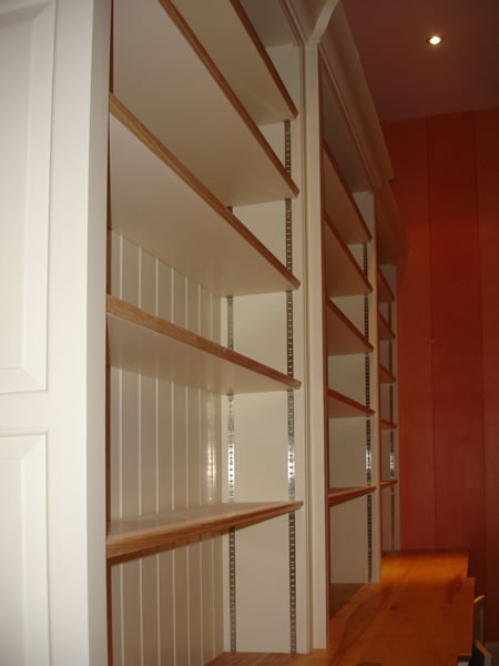 close-up-of-shelving-showing-the-steel-adjustment-strips