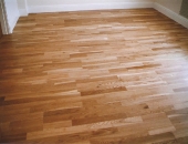 oak-effect-laminate-flooring-with-skirting-boards-cut-to-fit-flooring-beneath
