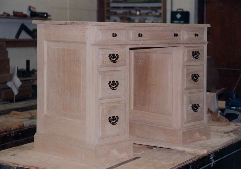 classical-style-oak-kneehole-desk