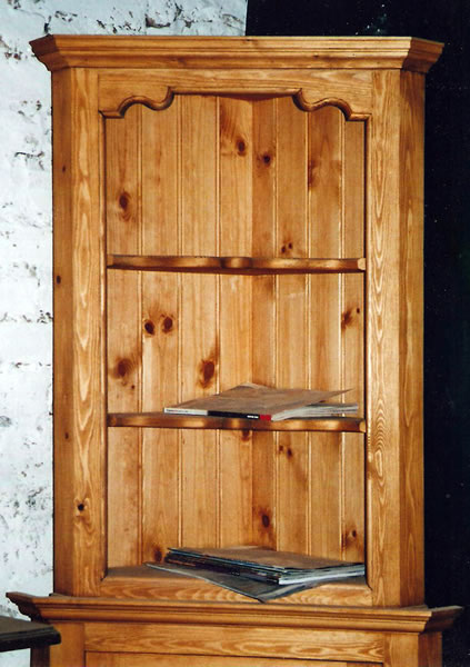 pine-corner-cupboard-with-traditional-denbighshire-pattern-top-rail
